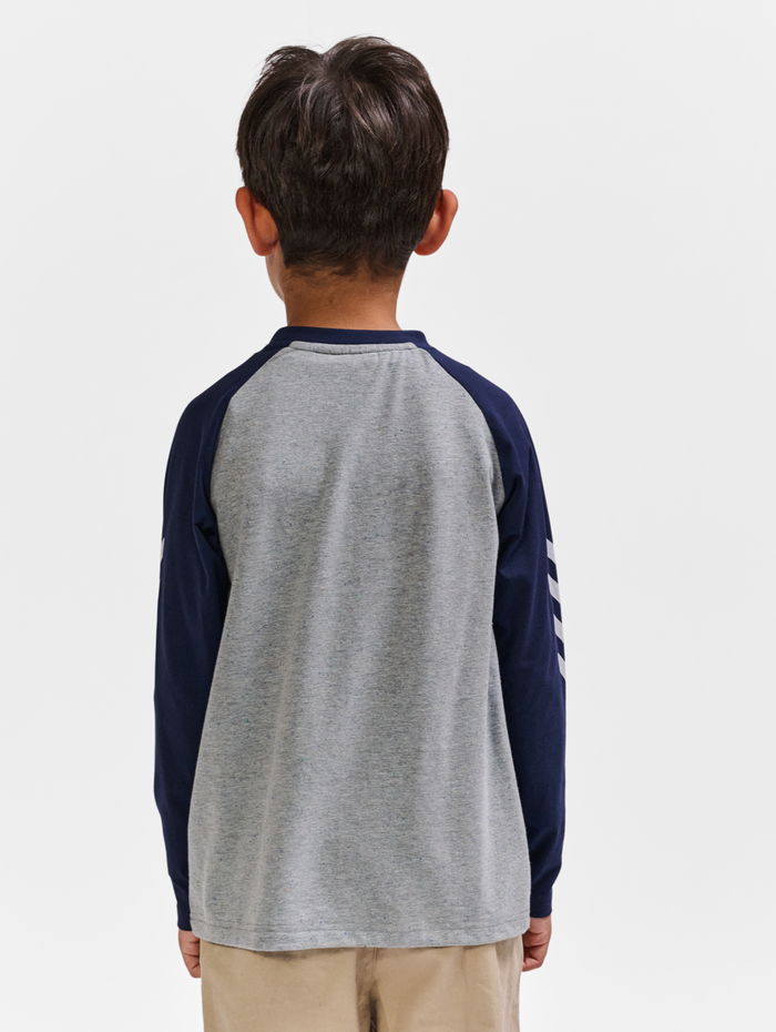 hmlNIPPS T-SHIRT L/S, LIGHT GREY MELANGE, model
