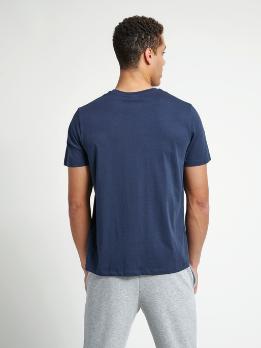 hmlPETER T-SHIRT S/S, BLUE NIGHTS, model