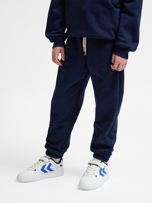 hmlJR LOOSE SWEATPANTS BEE, DRESS BLUES, model