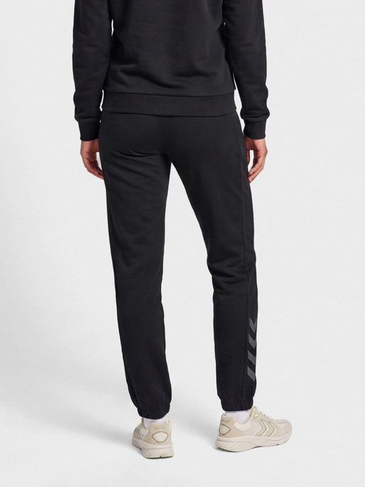 hmlTRAVEL SWEAT PANTS WOMAN, BLACK, model