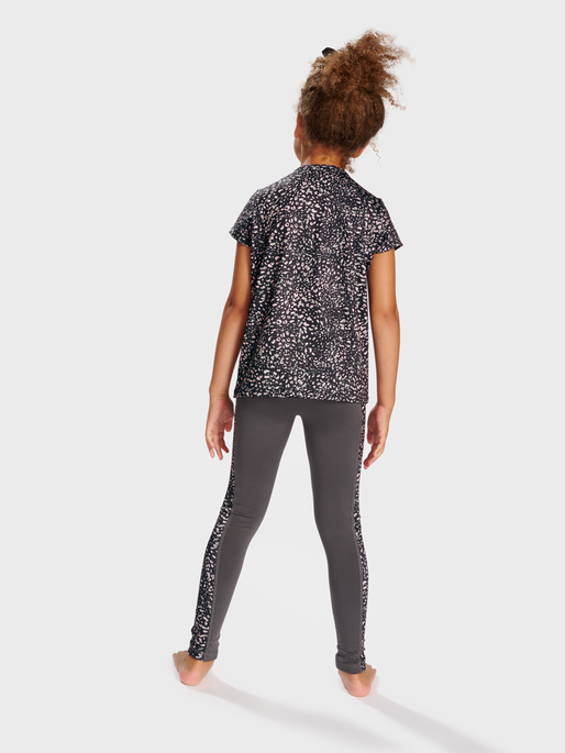 hmlNANNA T-SHIRT S/S, ASPHALT, model