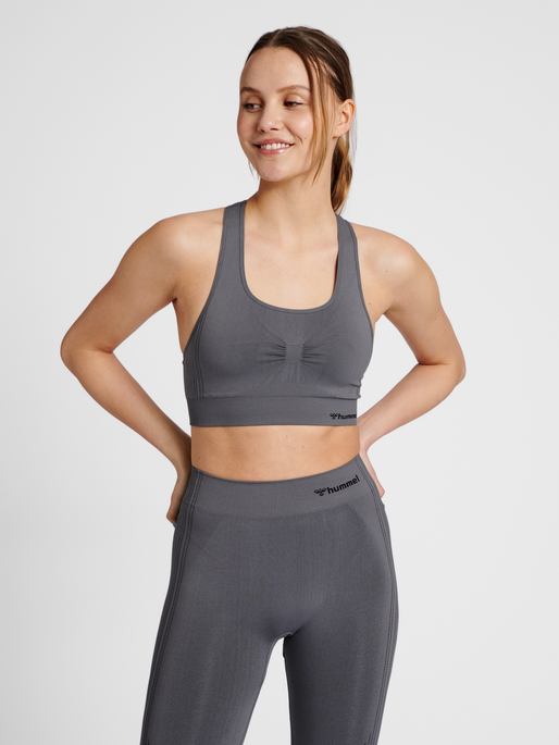 hmlSHAPING SEAMLESS SPORTS TOP, QUIET SHADE, model