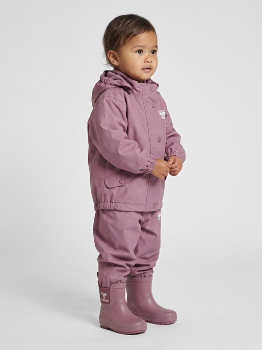 hmlREVA RAINSUIT MINI, DUSKY ORCHID, model