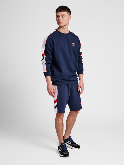 hmlIC DURBAN SWEATSHIRT, PEACOAT, model