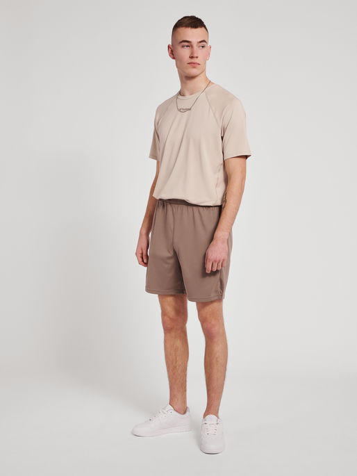 hmlTE TOPAZ SHORTS, DRIFTWOOD, model