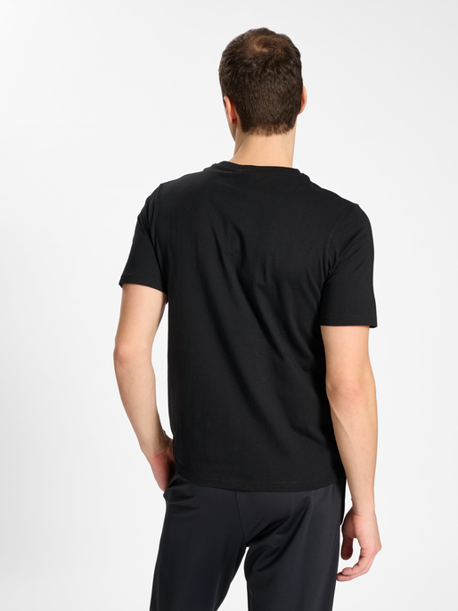 hmlLGC CARSON T-SHIRT, BLACK, model
