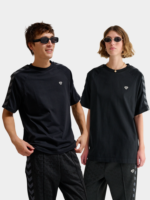 hmlARCHIVE LOOSE T-SHIRT S/S, BLACK, model
