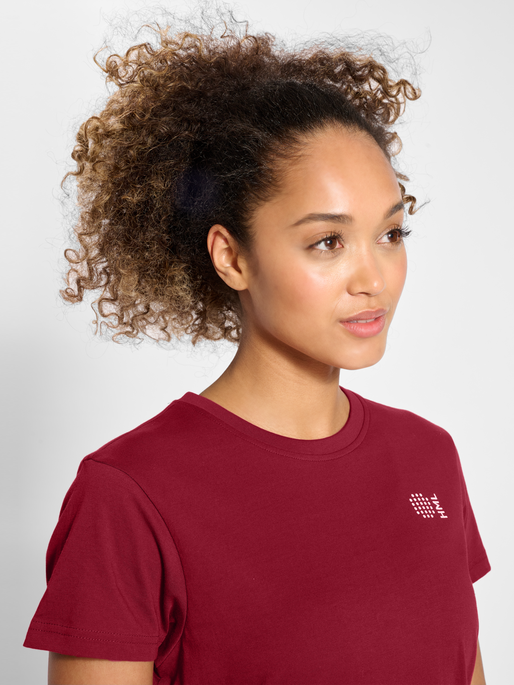 hmlCOURT COTTON T-SHIRT S/S WOMAN, RHUBARB, model