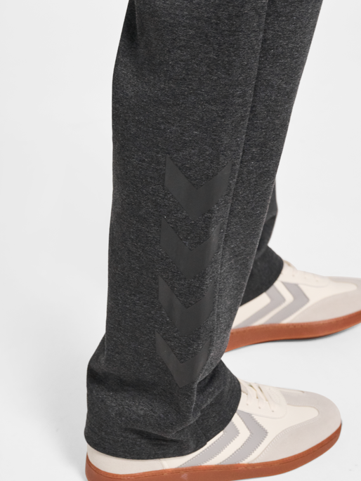 hmlSW CHEVRON ATHLETIC SWEAT PANTS, DARK GREY MELANGE, model