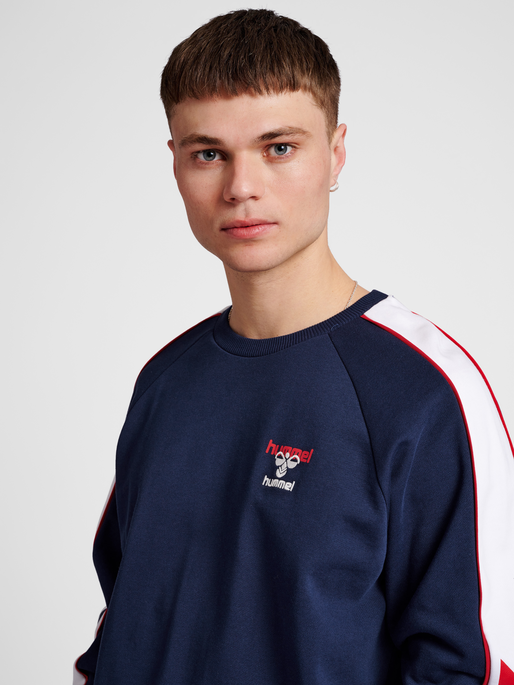 hmlIC DURBAN SWEATSHIRT, PEACOAT, model