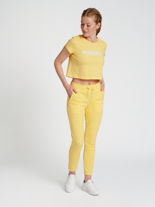 hmlLEGACY WOMAN CROPPED T-SHIRT, GOLDEN HAZE, model