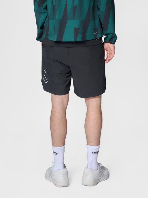 hmlCOURT POCKET SHORTS, BLACK, model