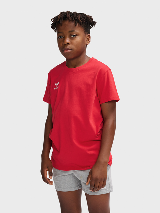 hmlGO 2.0 T-SHIRT S/S KIDS, TRUE RED, model