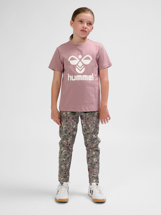 hmlTRES T-SHIRT S/S, WOODROSE, model