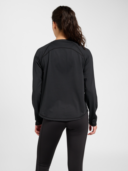 hmlVANJA TECH T-SHIRT L/S, BLACK, model