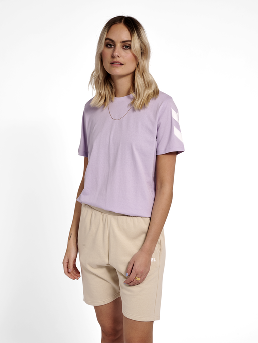 hmlLEGACY CHEVRON T-SHIRT, PASTEL LILAC, model