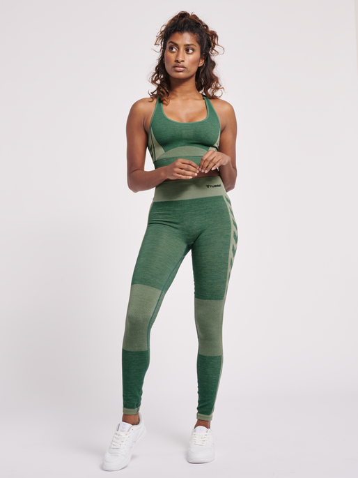 hmlCLEA SEAMLESS SPORTS TOP, LAUREL WREATH, model