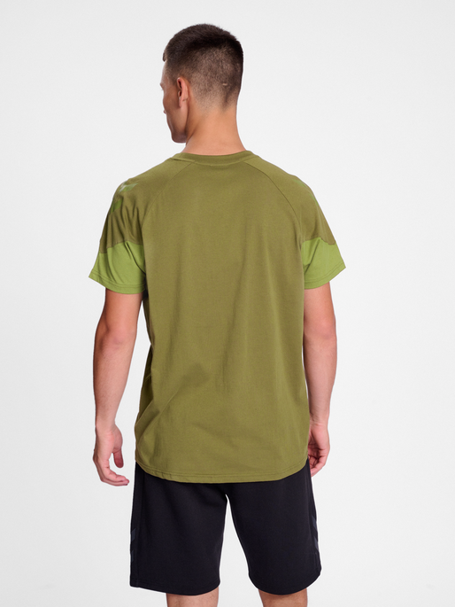 hmlTRAVEL T-SHIRT S/S, MILITARY OLIVE, model