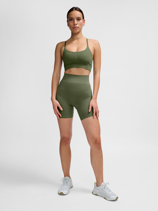 hmlMT DEFINE SEAML SCRUNCH SHORTS, DEEP LICHEN GREEN, model