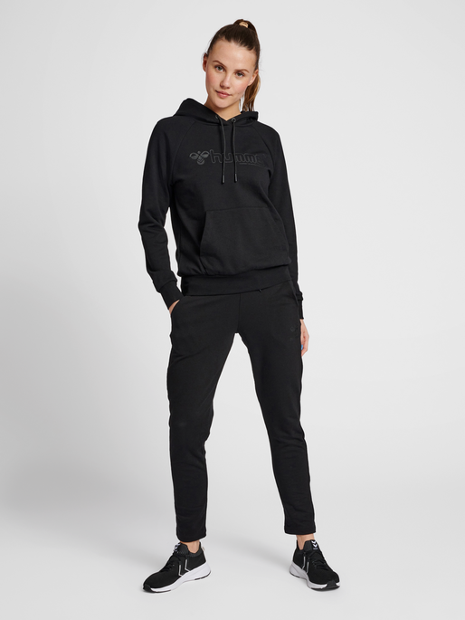hmlNONI 2.0 HOODIE, BLACK, model