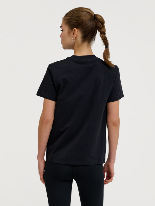 hmlPULSE W T-SHIRT, BLACK, model
