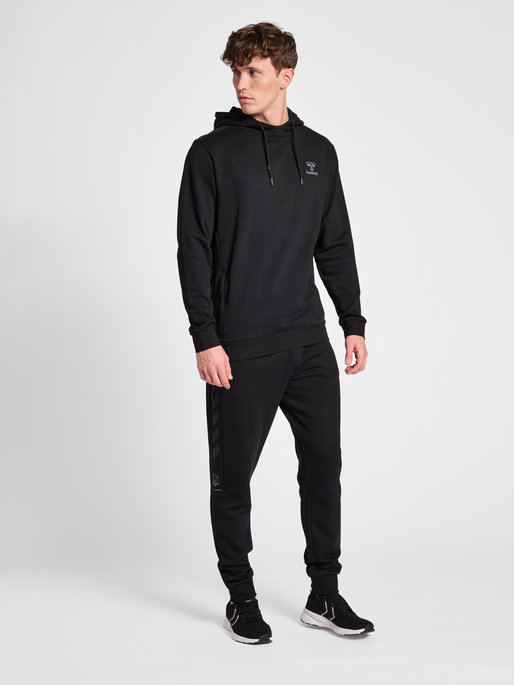 hmlOFFGRID HOODIE, JET BLACK, model