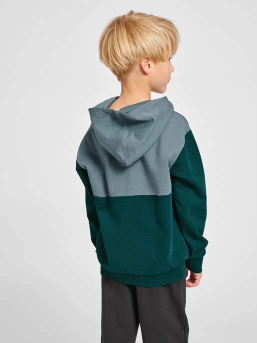 hmlMORTEN HOODIE, DEEP TEAL, model