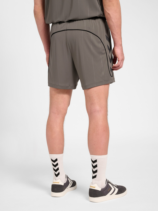 hmlPITCH SHORTS, CHARCOAL GRAY, model