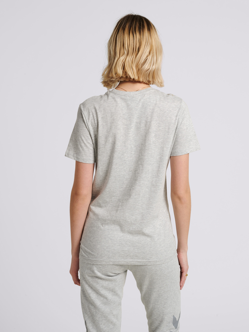 hmlLEGACY T-SHIRT, GREY MELANGE, model