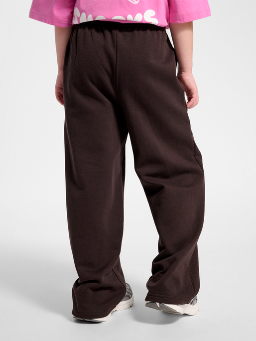 hmlJR JUMP BOXY SWEATPANTS, CHOCOLATE TORTE, model