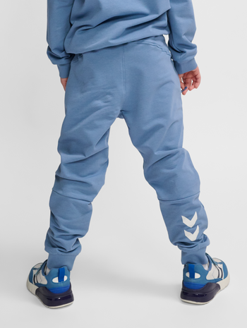 hmlON PANTS, CORONET BLUE, model