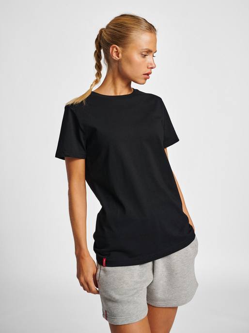 hmlRED HEAVY T-SHIRT S/S WOMAN, BLACK, model