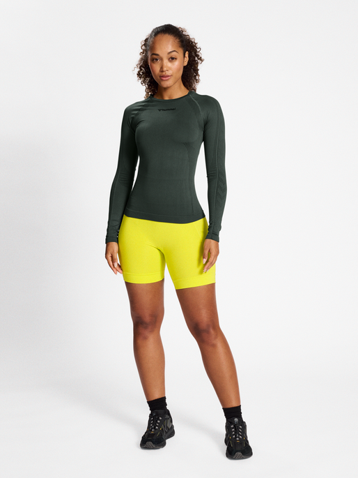 hmlMT SHAPING SEAMLESS T-SHIRT L/S, CLIMBING IVY, model