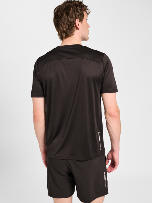 hmlPULSE TRAINING  T-SHIRT S/S, AFTER DARK, model