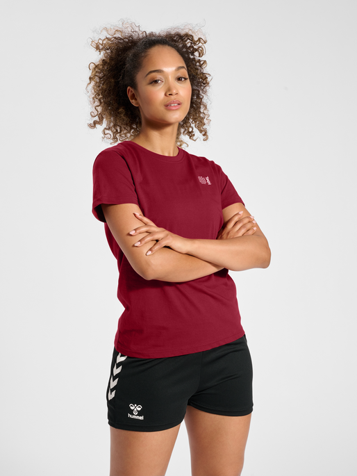 hmlCOURT COTTON T-SHIRT S/S WOMAN, RHUBARB, model