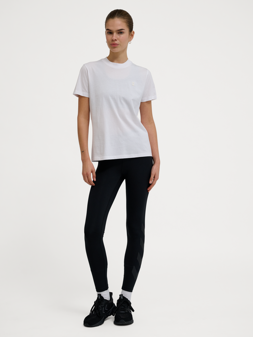 hmlPULSE W T-SHIRT, WHITE, model
