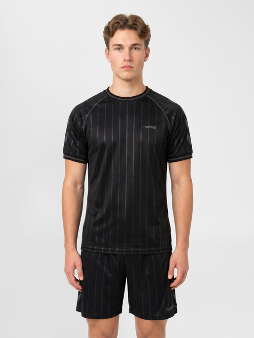 hmlPITCH T-SHIRT S/S, BLACK, model