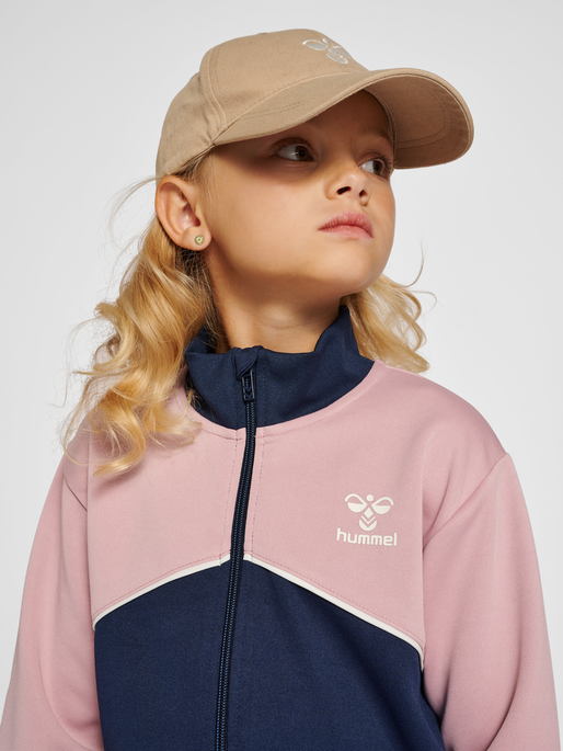 hmlLUBAGO TRACKSUIT, ZEPHYR, model