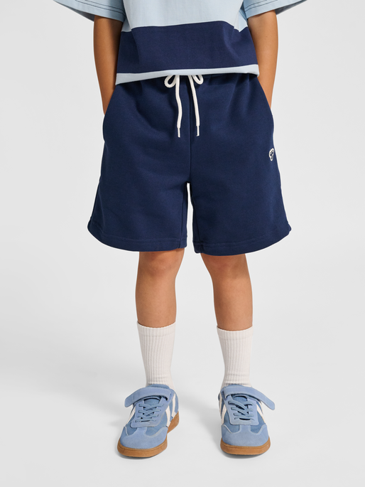 hmlJR LOOSE SWEAT SHORTS BEE, DRESS BLUES, model
