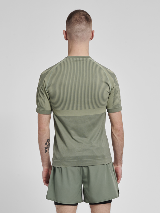 hmlMT UNIT SEAMLESS T-SHIRT, LAUREL WREATH/LILY PAD, model