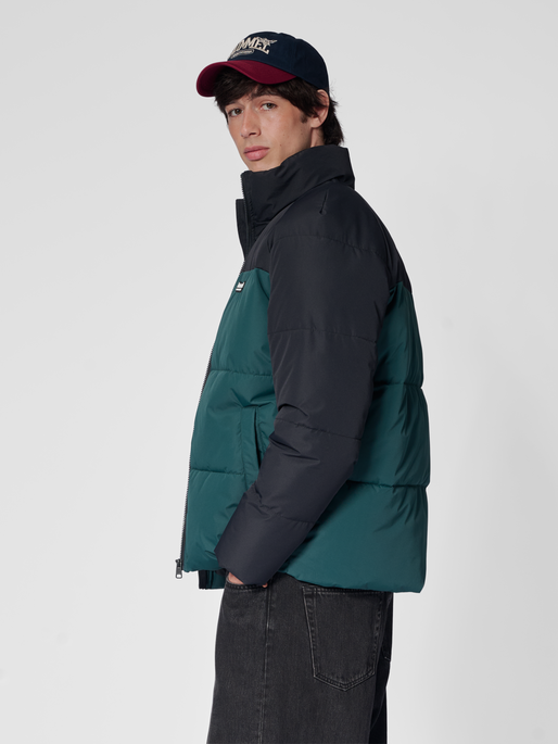 hmlPUFF JACKET SHORT SPORTSWEAR, PONDEROSA PINE, model