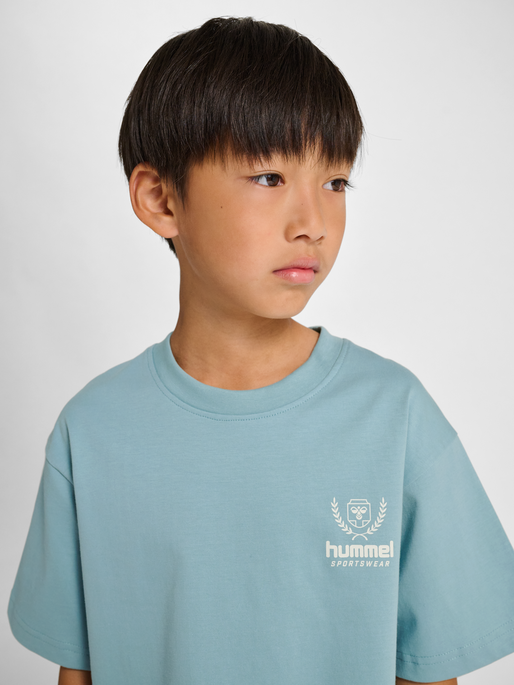 hmlJR LOOSE GRAPHIC T-SHIRT S/S BTS, TOURMALINE, model