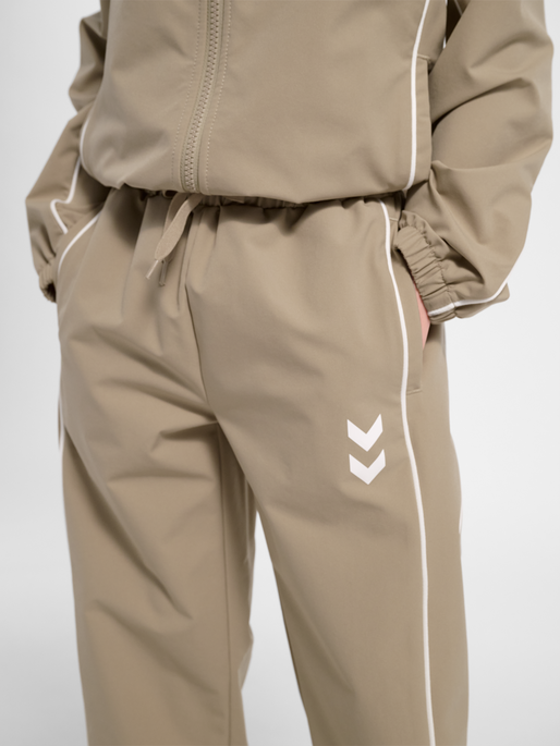 hmlJR STREET TRACKSUIT PANTS, SILVER MINK, model