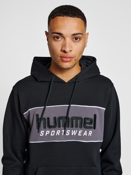 hmlLGC JULIAN HOODIE, 2001, model