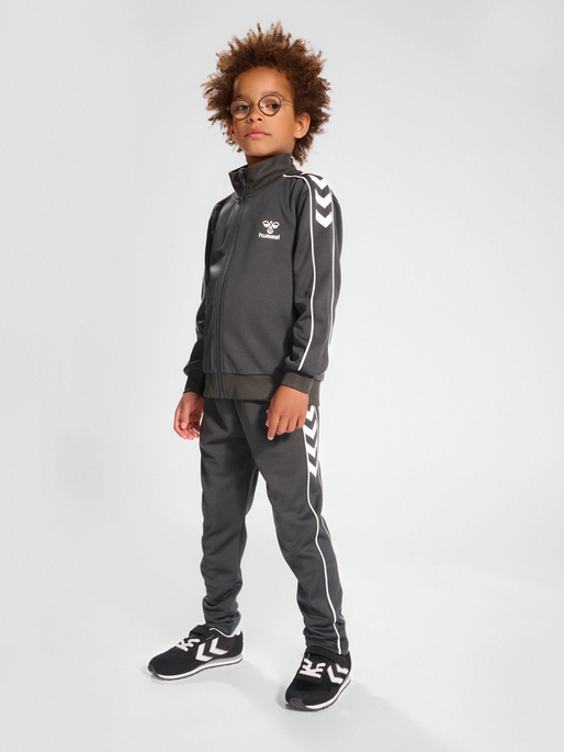 hmlTRACK TRACKSUIT, ASPHALT, model