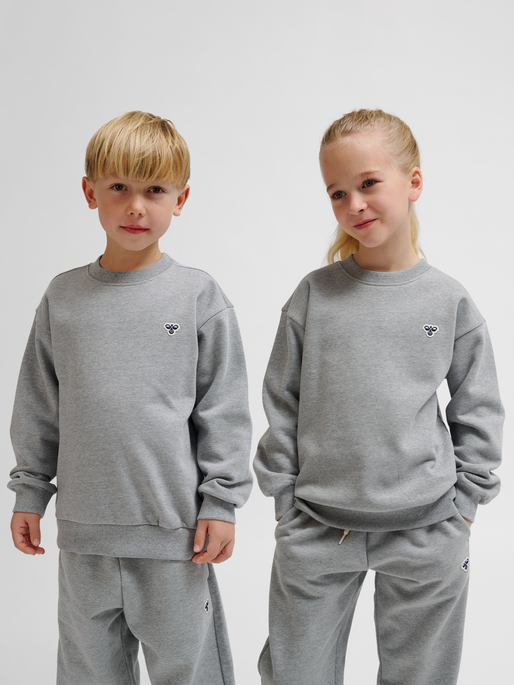hmlJR LOOSE CREWNECK BEE, GREY MELANGE, model