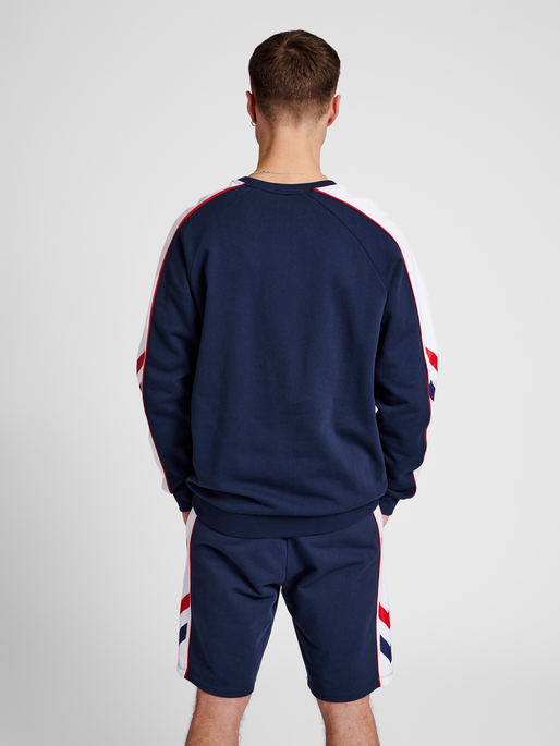 hmlIC DURBAN SWEATSHIRT, PEACOAT, model