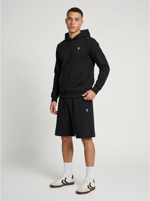 hmlPULSE LOOSE SWEAT SHORTS, BLACK, model