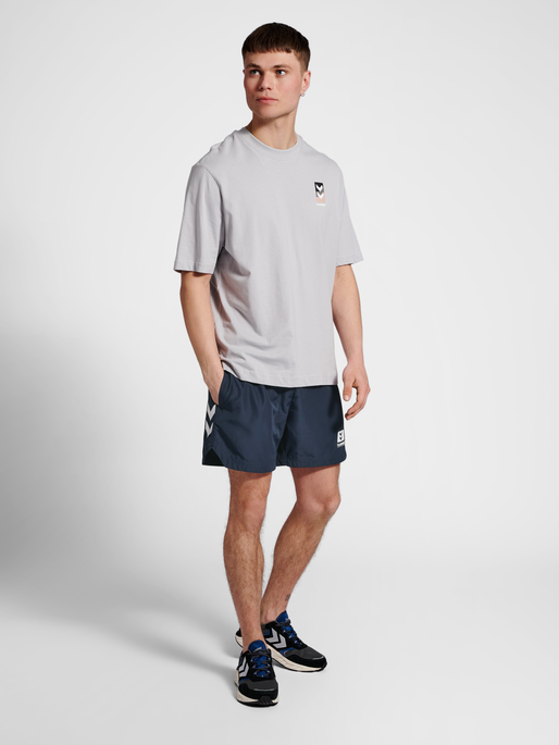 hmlAIKO SHORT BOARD SHORTS, BLUE NIGHTS, model