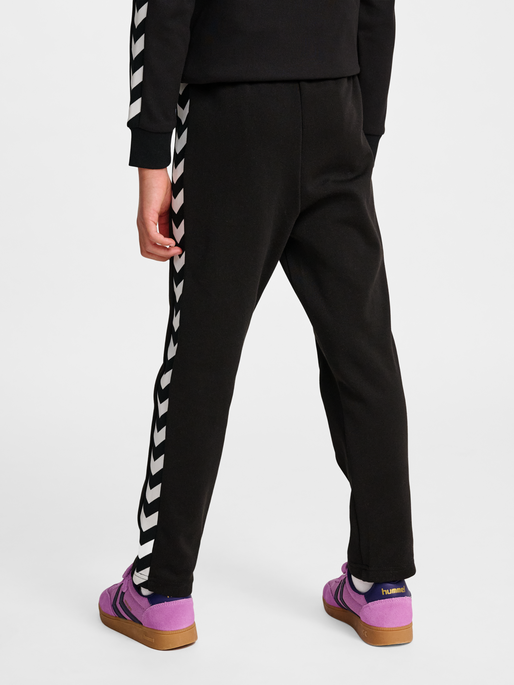 hmlJR ARCHIVE REGULAR POLY PANTS, BLACK, model